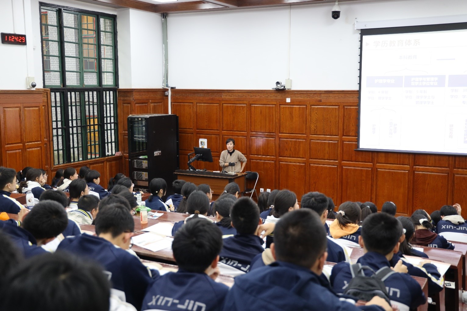 新津中学师生来Beat365官网访问交流